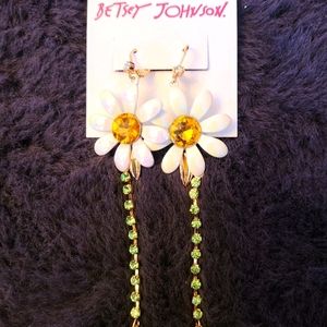 🌼 Betsey Johnson Daisy Earrings 🌼